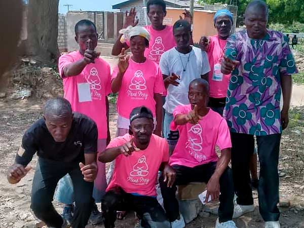 Voluntarios e instructores de la Fundación René Mey llevan talleres y terapias de Medicina Emocional a zonas de gran necesidad en Ghana.